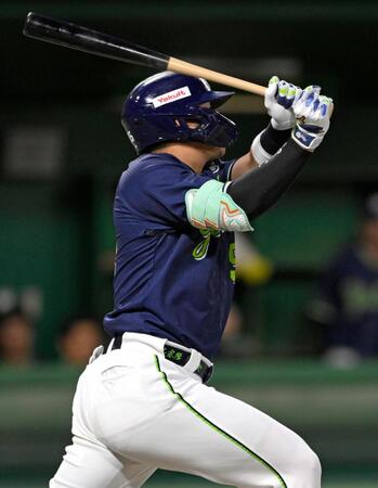 　１回、村上が左中間に先制２ランを放つ