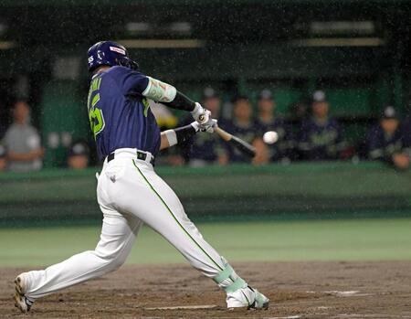 　４回、村上が右越えに満塁本塁打を放つ