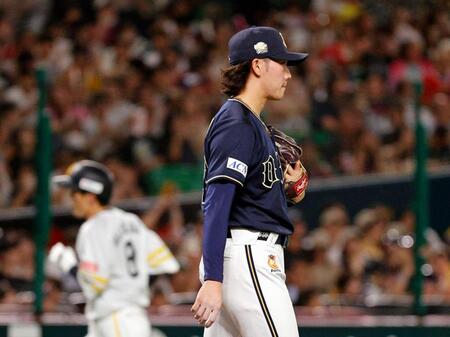 　７回、牧原大（奥）に本塁打を浴びた片山