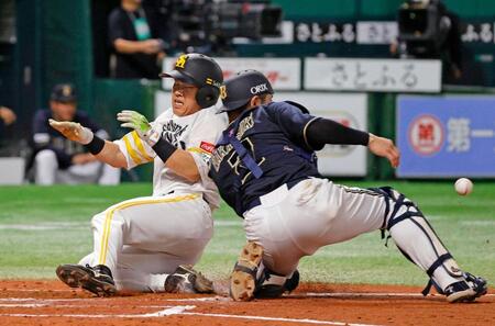 　２回、周東の中前打で生還する海野。捕手若月