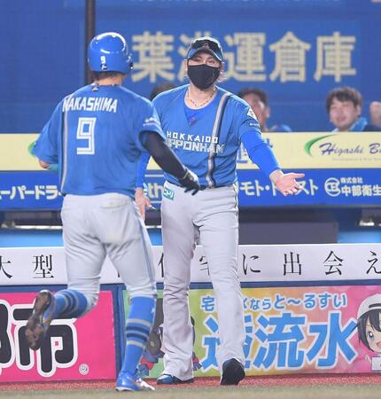 　９回、中前打を放った中島（手前）とタッチを交わす新庄監督（撮影・開出牧）