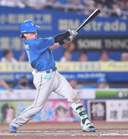 　８回、右越え適時二塁打を放つ伏見（撮影・開出牧）