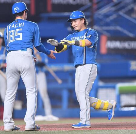 　７回、右越えソロを放ち谷内コーチ（左）とタッチを交わす水野（撮影・開出牧）