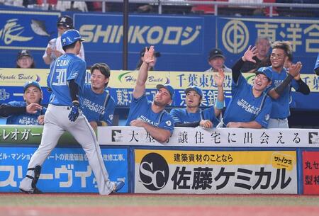 　２回、先制の左越えソロを放ちナインとタッチを交わす郡司（左手前）＝撮影・開出牧