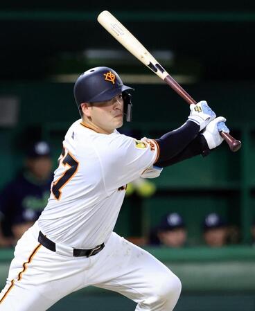 　１回、岸田が右前に適時打を放つ