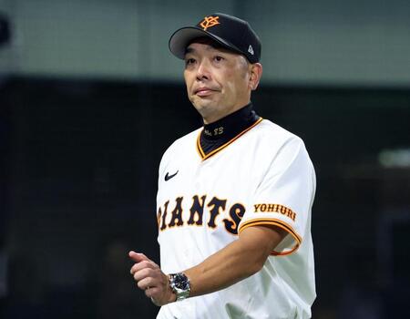 　５回を終え、選手交代を告げた阿部監督