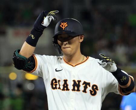 　２回、中前打を放ち、ポーズをとる吉川