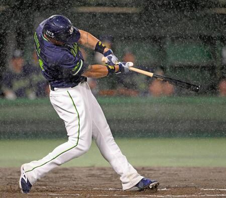 　８回、オスナが左越えに２ランを放つ