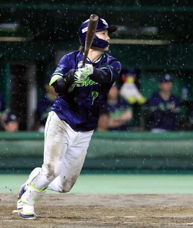 　４回、長岡が右中間に２点二塁打を放つ