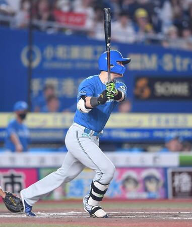 　２回、中越え適時二塁打を放つ清宮幸（撮影・開出牧）