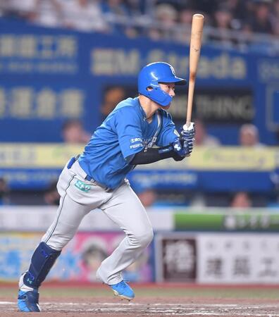 　３回、右前適時打を放つ矢沢（撮影・開出牧）