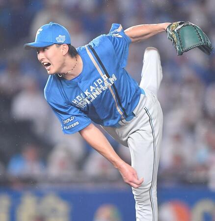 　雨のマウンドで力投する達（撮影・開出牧）