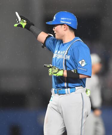 　３回、中前適時打を放ちポーズを決める清宮幸（撮影・開出牧）