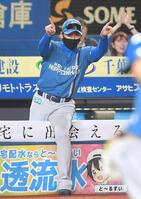 　７回、清宮幸の本塁アウトの判定を巡ってリクエストする新庄監督＝３日