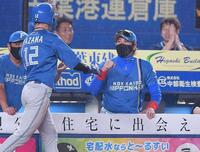 　３回、郡司の中越え２点適時二塁打で生還した矢沢（左）とグータッチを交わす新庄監督（撮影・開出牧）