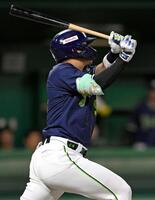 　１回、村上が左中間に先制２ランを放つ