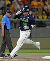 　１回、先制２ランを放ち塁間を走る村上