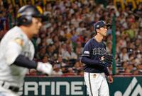 　１回、栗原（手前）に先制３ランを浴びた田嶋