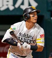 　１回、栗原が右越えに先制３ランを放つ