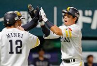 　１回、先制３ランを放ちタッチを交わす栗原（右）