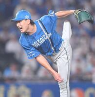 　雨のマウンドで力投する達（撮影・開出牧）