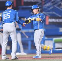 　７回、右越えソロを放ち谷内コーチ（左）とタッチを交わす水野（撮影・開出牧）