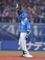 　３回、中越え２点適時二塁打を放ちポーズを決める郡司（撮影・開出牧）