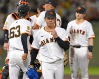 　４回途中、降板する巨人先発の又木（中央）