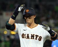 　２回、中前打を放ち、ポーズをとる吉川