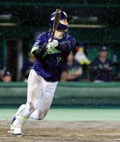 　４回、長岡が右中間に２点二塁打を放つ