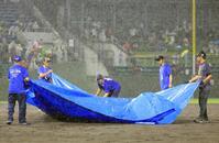 　再度雨で試合が中断し、対応に追われる関係者