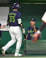 　１回、先制２ランを放った村上（左）を迎える高津監督