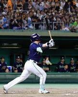 　１回、村上が左中間に先制２ランを放つ