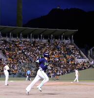 　１回、先制２ランを放った村上（手前）。左は又木、奥は岐阜城