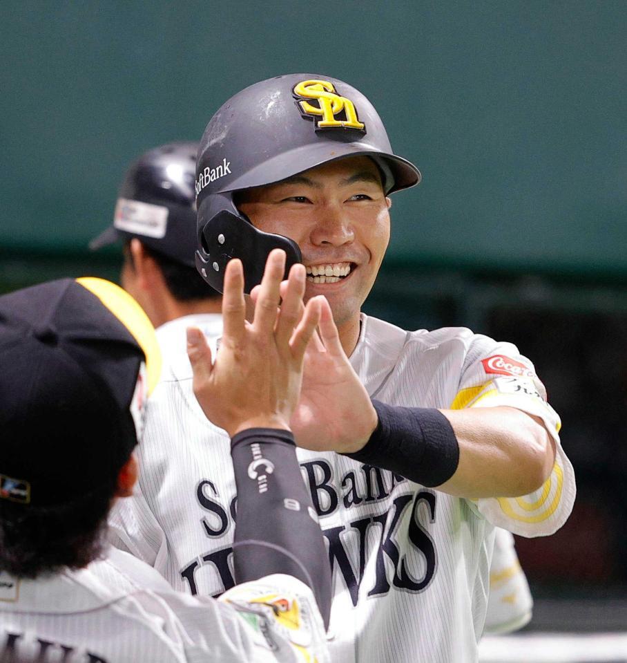 　３回、笑顔でタッチを交わす中村