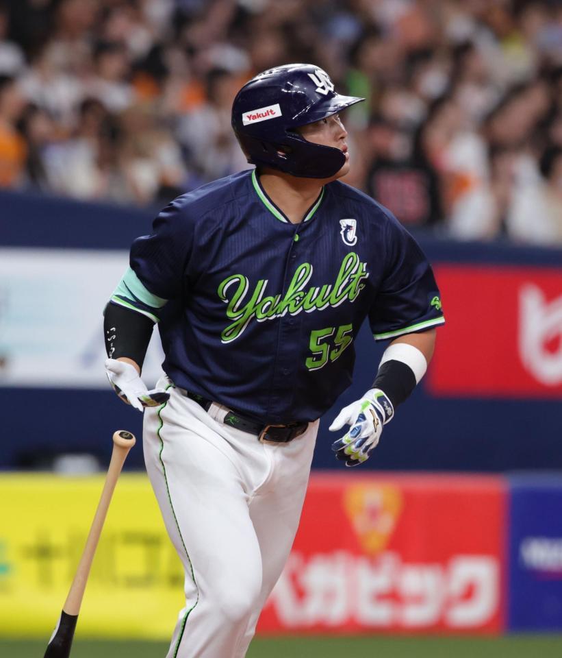 　８回、村上は中越えに本塁打を放つ（撮影・坂部計介）