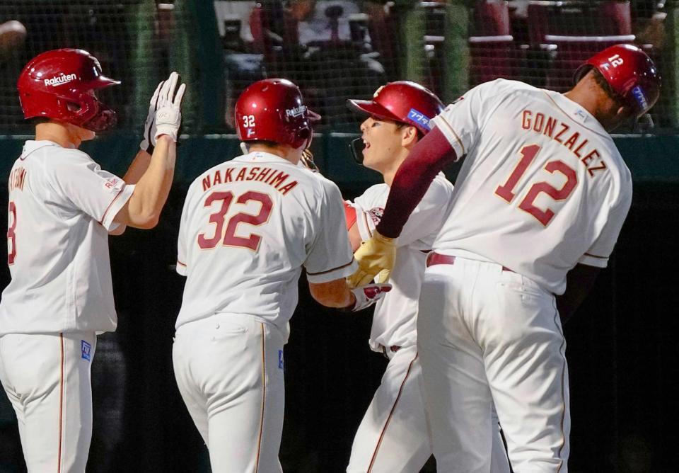 　７回、満塁弾を放ち、ハイタッチで生還する鈴木大