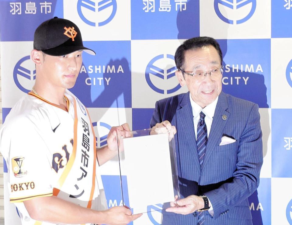 　羽島市アンバサダーに就任した巨人の吉川（左）に委嘱状を手渡す松井市長