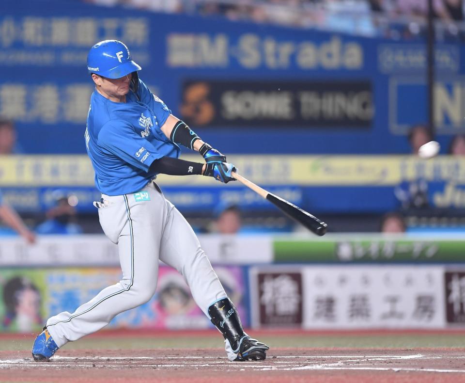 　２回、先制の左越えソロを放つ郡司（撮影・開出牧）