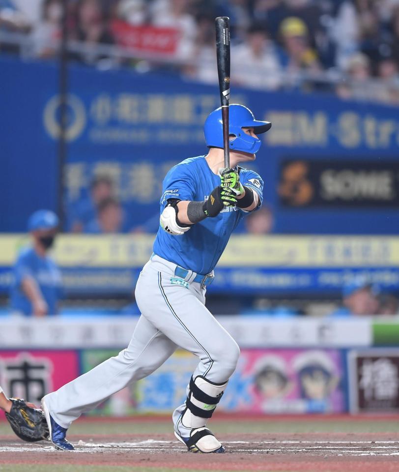 　２回、中越え適時二塁打を放つ清宮幸（撮影・開出牧）