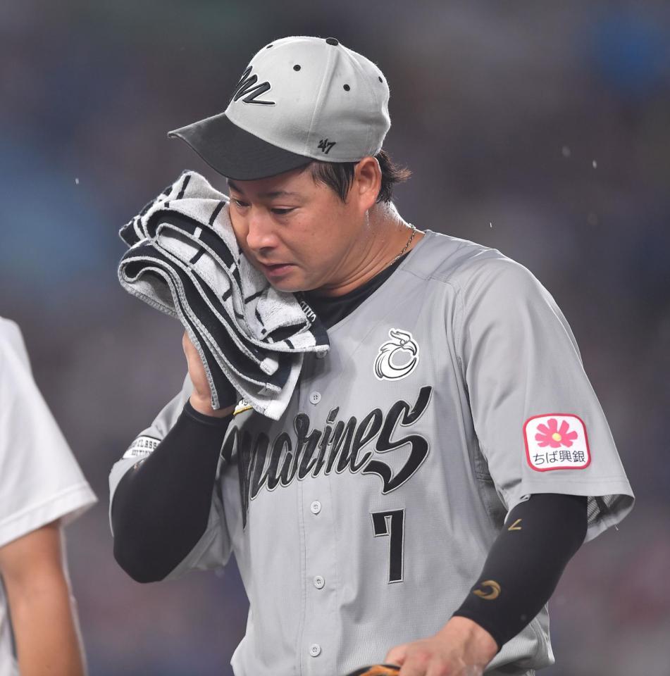 　３回の守りの途中でベンチへ引き揚げ小川と交代する二塁手・藤岡（撮影・開出牧）