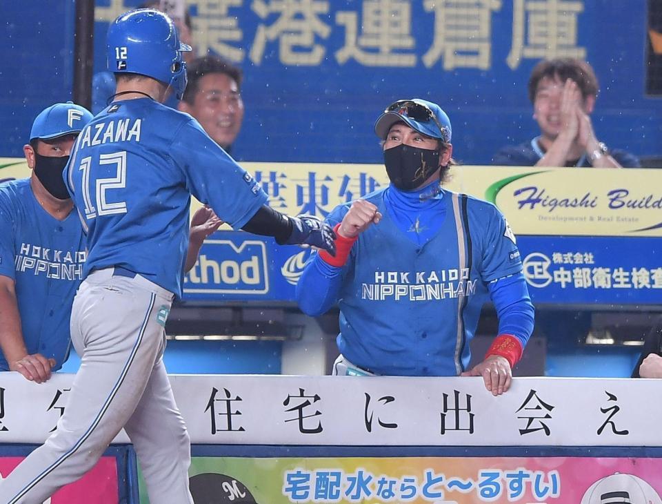 　３回、郡司の中越え２点適時二塁打で生還した矢沢（左）とグータッチを交わす新庄監督（撮影・開出牧）