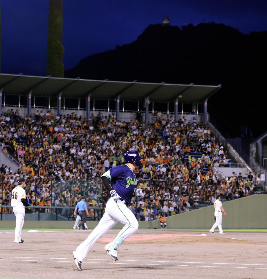 　１回、先制２ランを放った村上（手前）。左は又木、奥は岐阜城