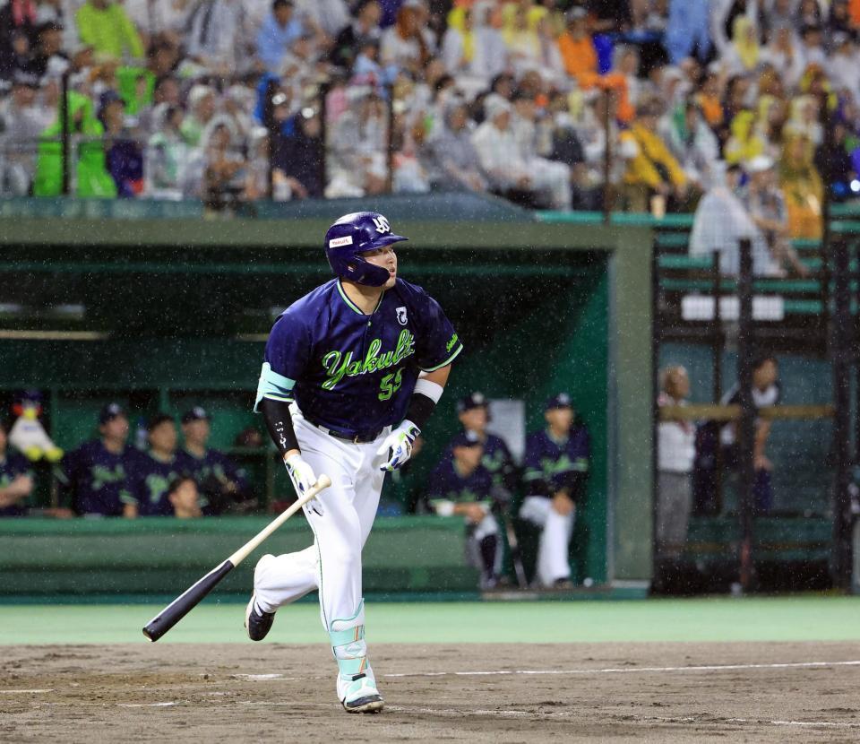 　４回、村上が右越えに満塁本塁打を放つ