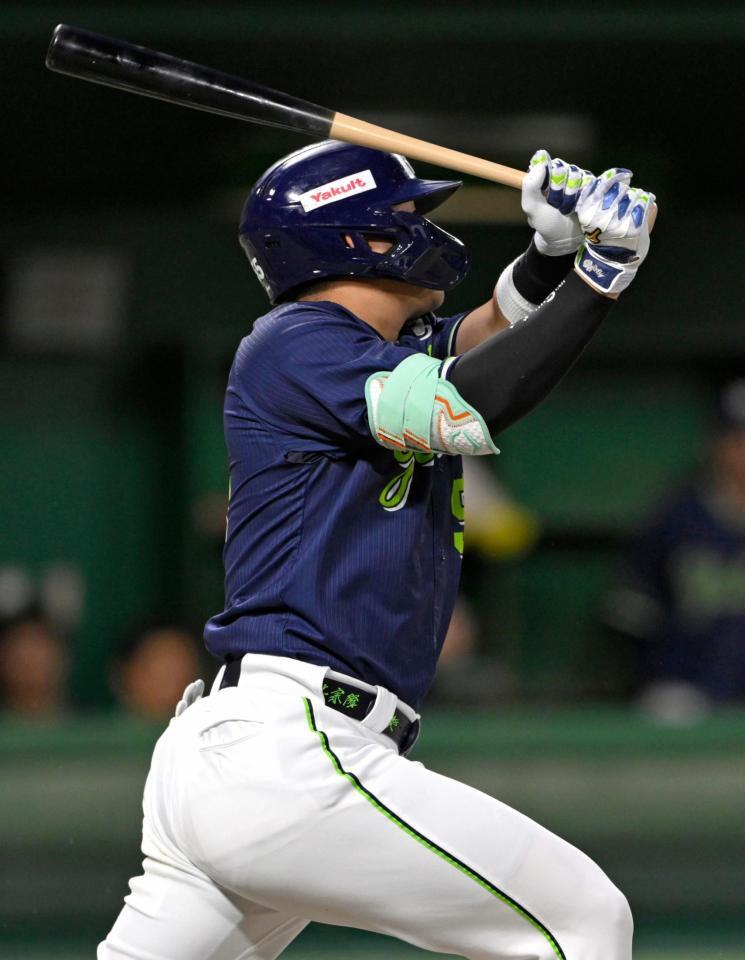 　１回、村上が左中間に先制２ランを放つ