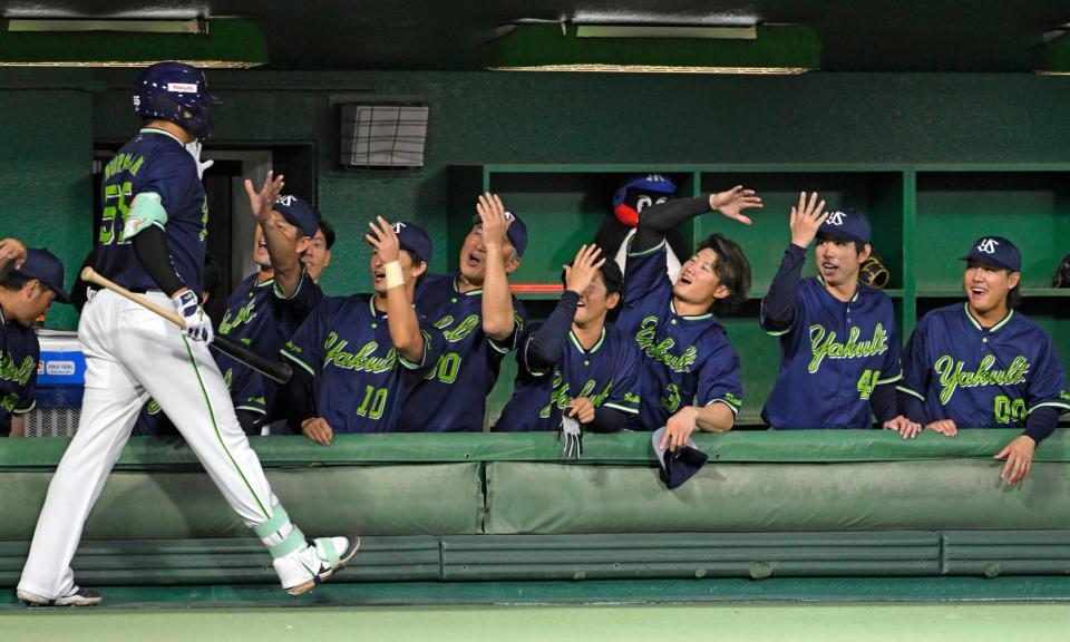 　１回、先制２ランを放った村上（手前）を迎えるヤクルトナイン