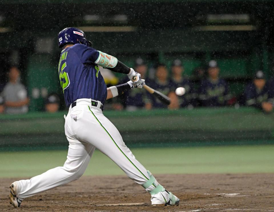 　４回、村上が右越えに満塁本塁打を放つ