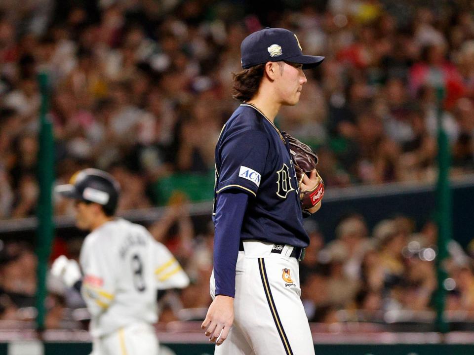 　７回、牧原大（奥）に本塁打を浴びた片山