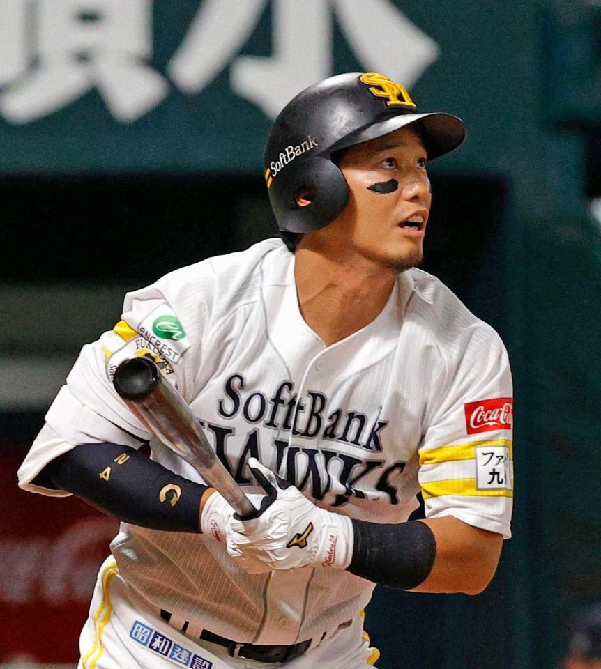 　１回、栗原が右越えに先制３ランを放つ