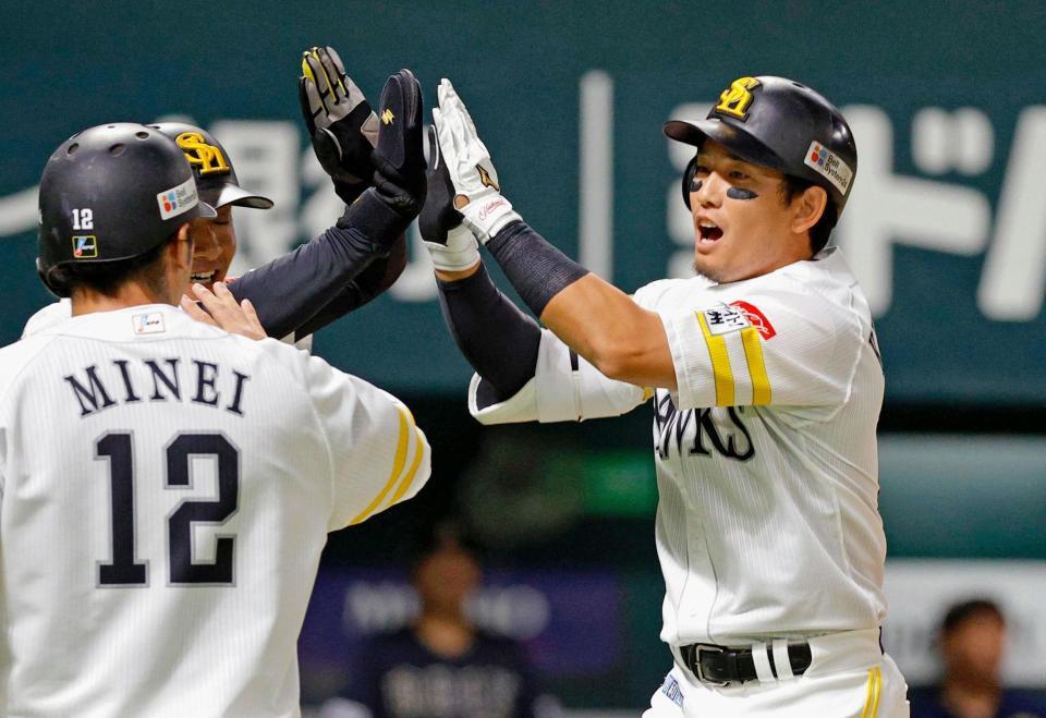 　１回、先制３ランを放ちタッチを交わす栗原（右）